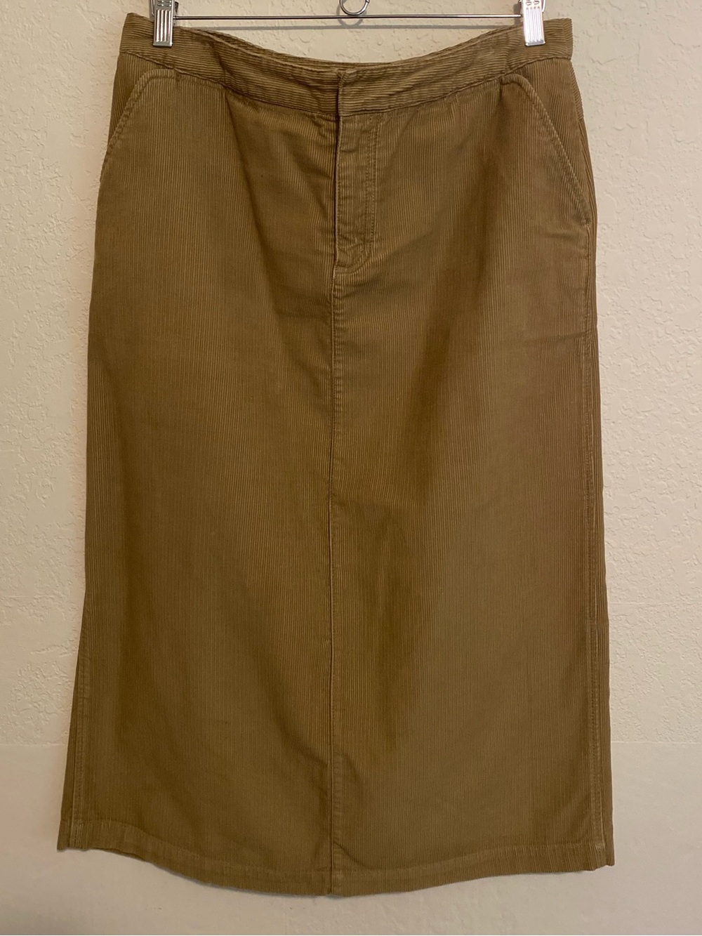 Vintage Eddie Bauer Tan Corduroy Midi Skirt
Size 12
Y2K Utility Gorpcore
